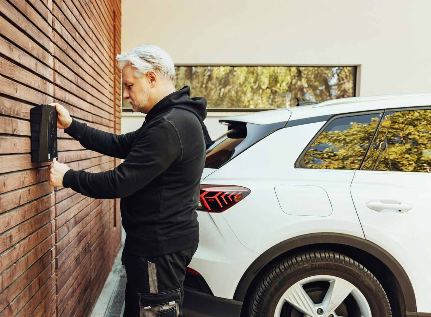 Instalación de un cargador para coche eléctrico en la fachada de una vivienda unifamiliar