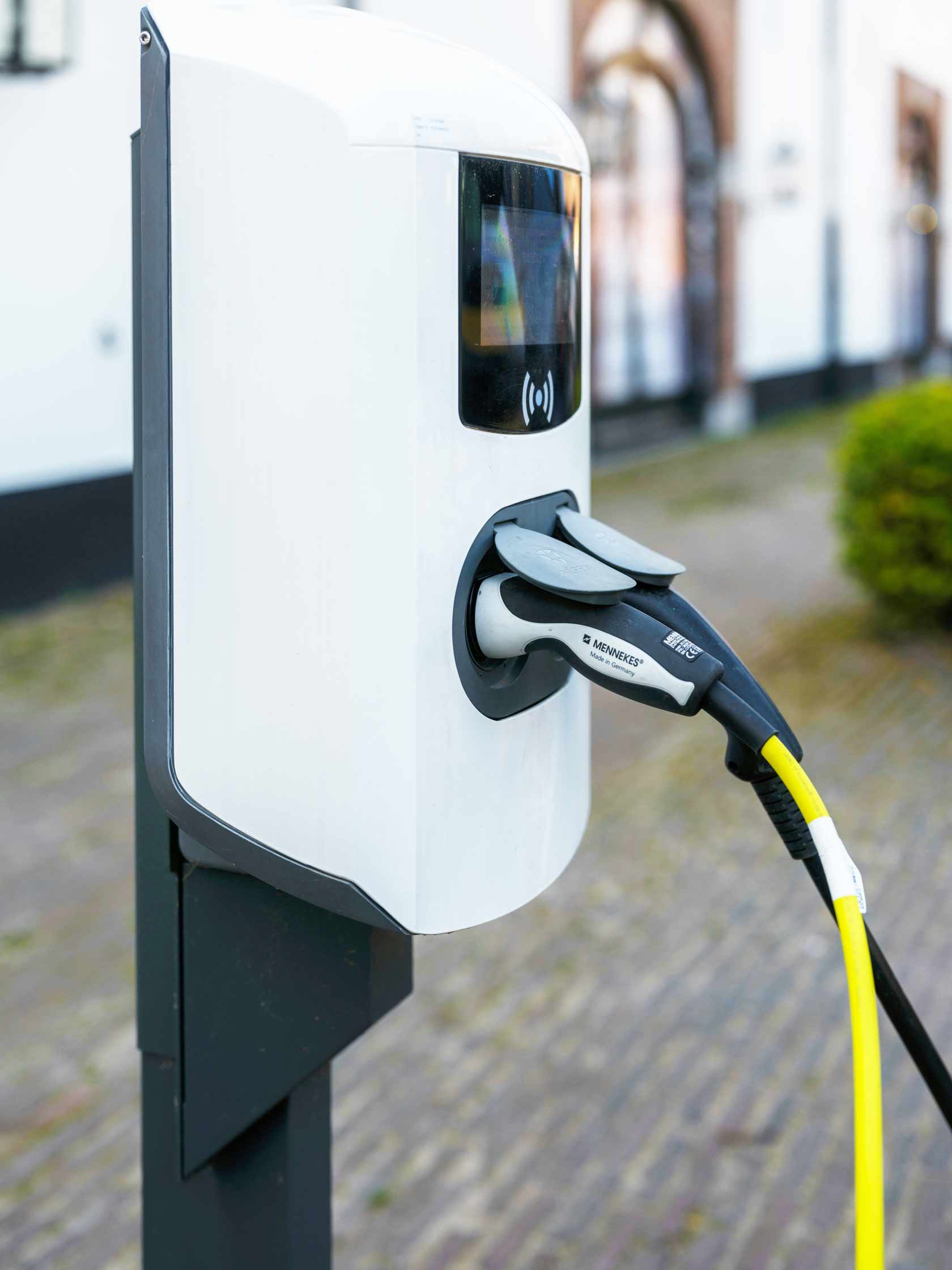 Instalación de cargador coche eléctrico para empresas