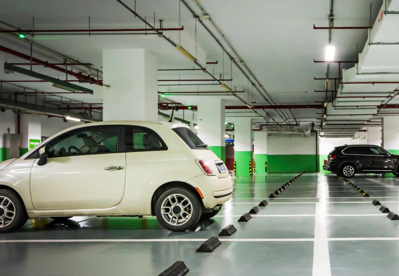 Instalación de un cargador para coche eléctrico en una plaza de garaje comunitario