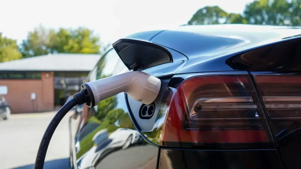 Cómo funciona la carga solar de un coche eléctrico