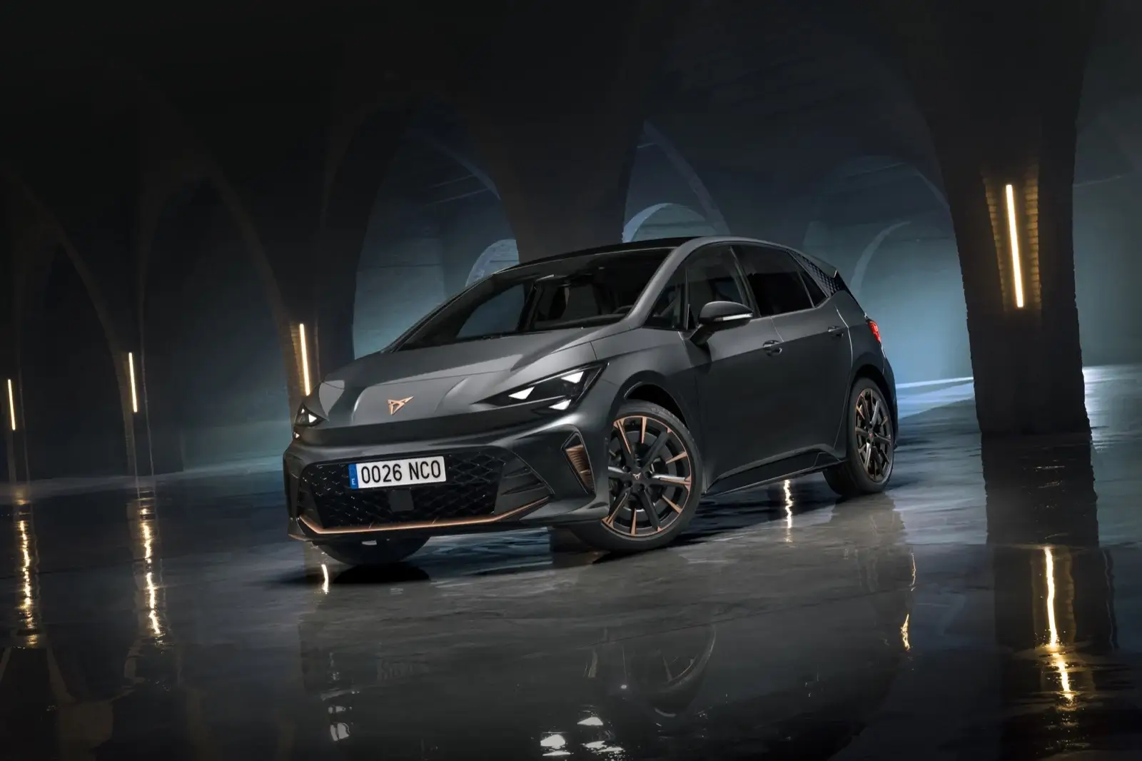 Cupra Born gris en un espacio oscuro con arcos iluminados