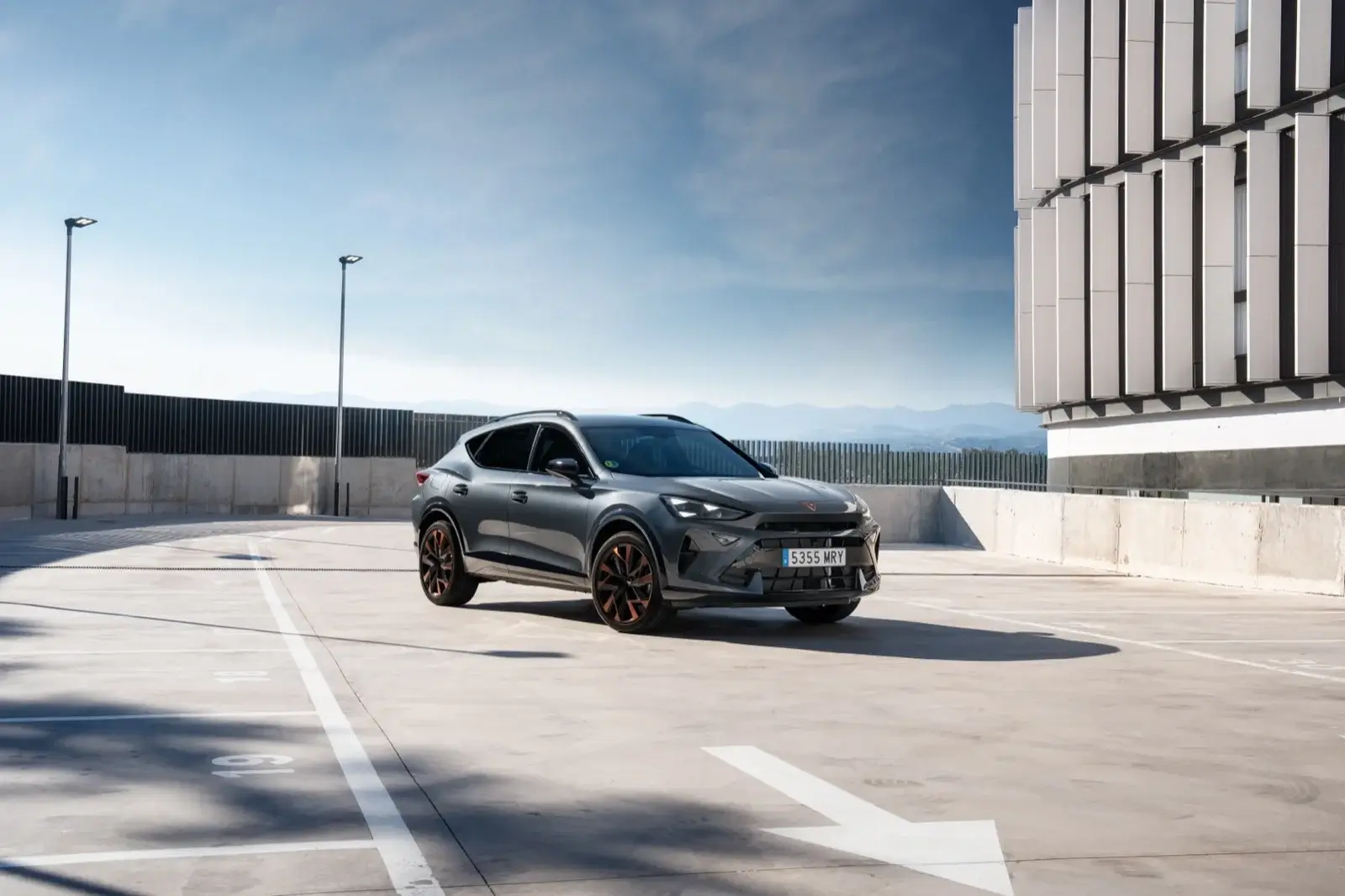 Cupra Formentor e-HYBRID gris en la azotea de un aparcamiento