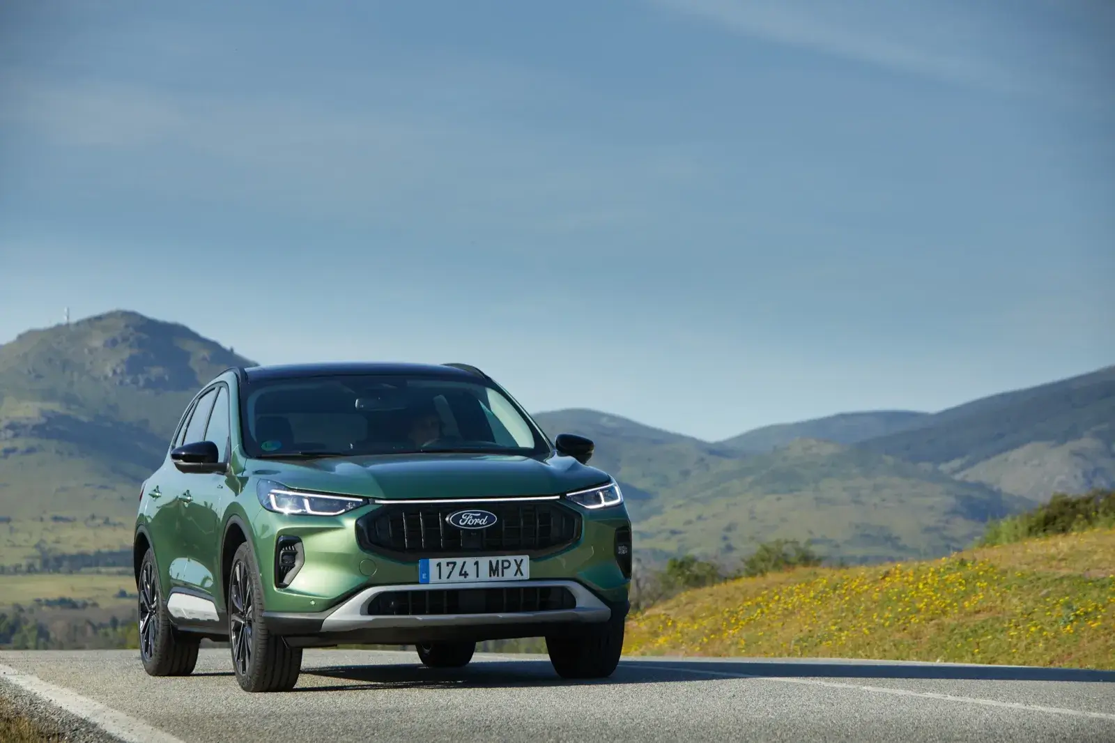 Ford Kuga PHEV verde en una carretera de montaña