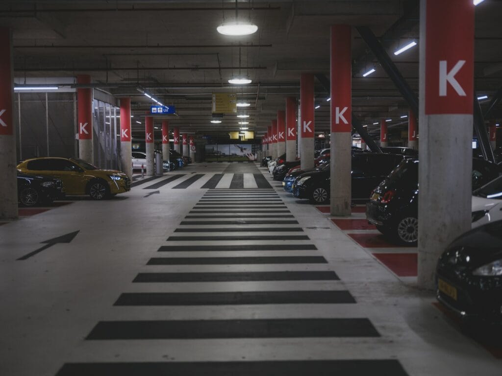 Coches aparcados en un garaje subterráneo con poca luz