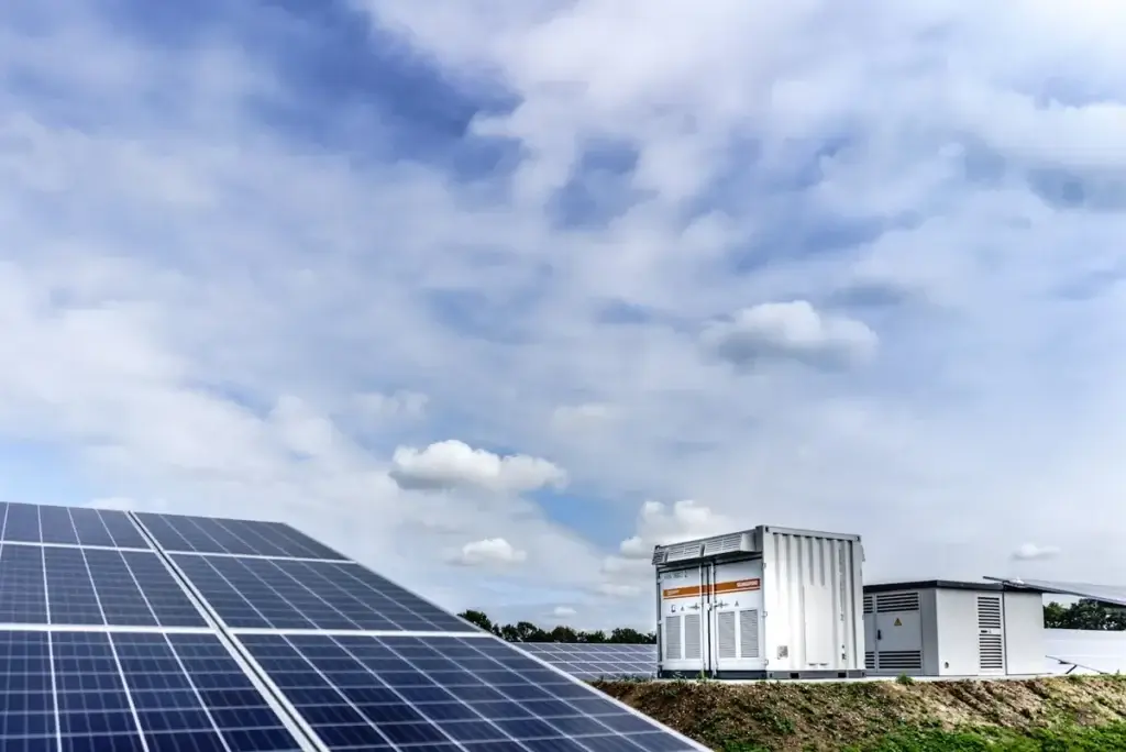 Instalaciones híbridas de solar, batería y cargador