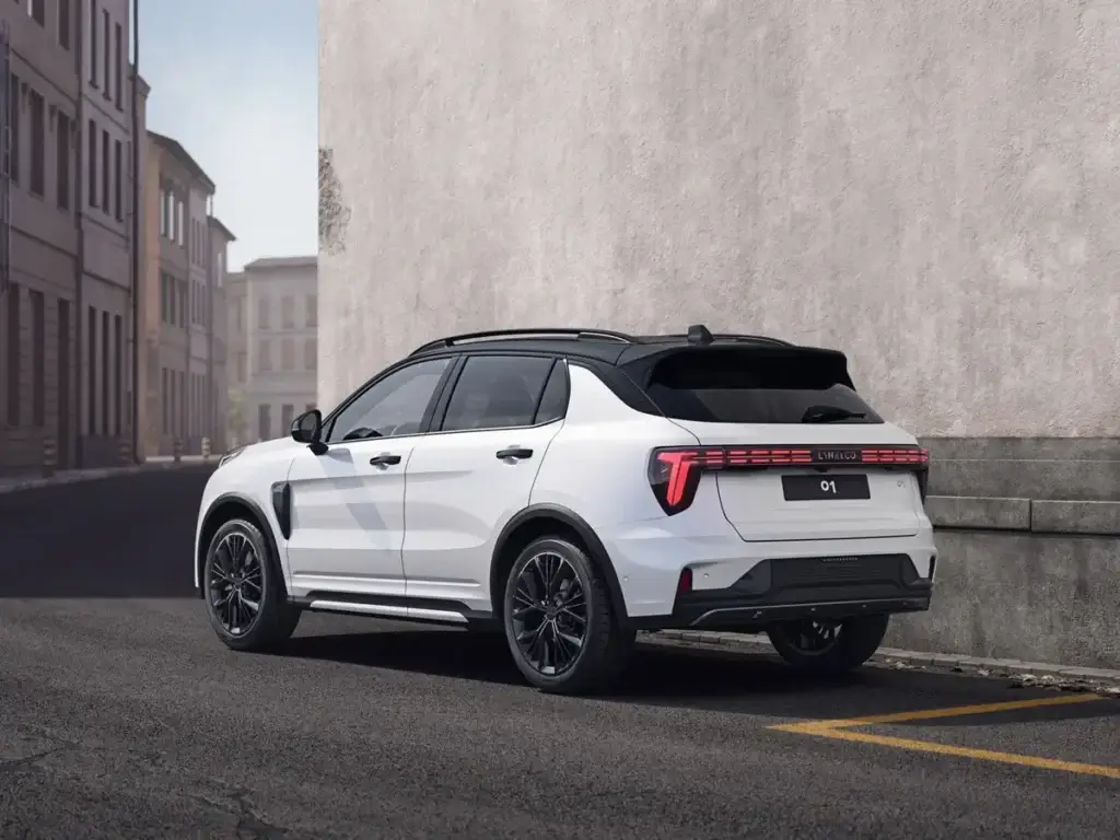 Lynk & Co 01 PHEV blanco visto desde atrás en una calle
