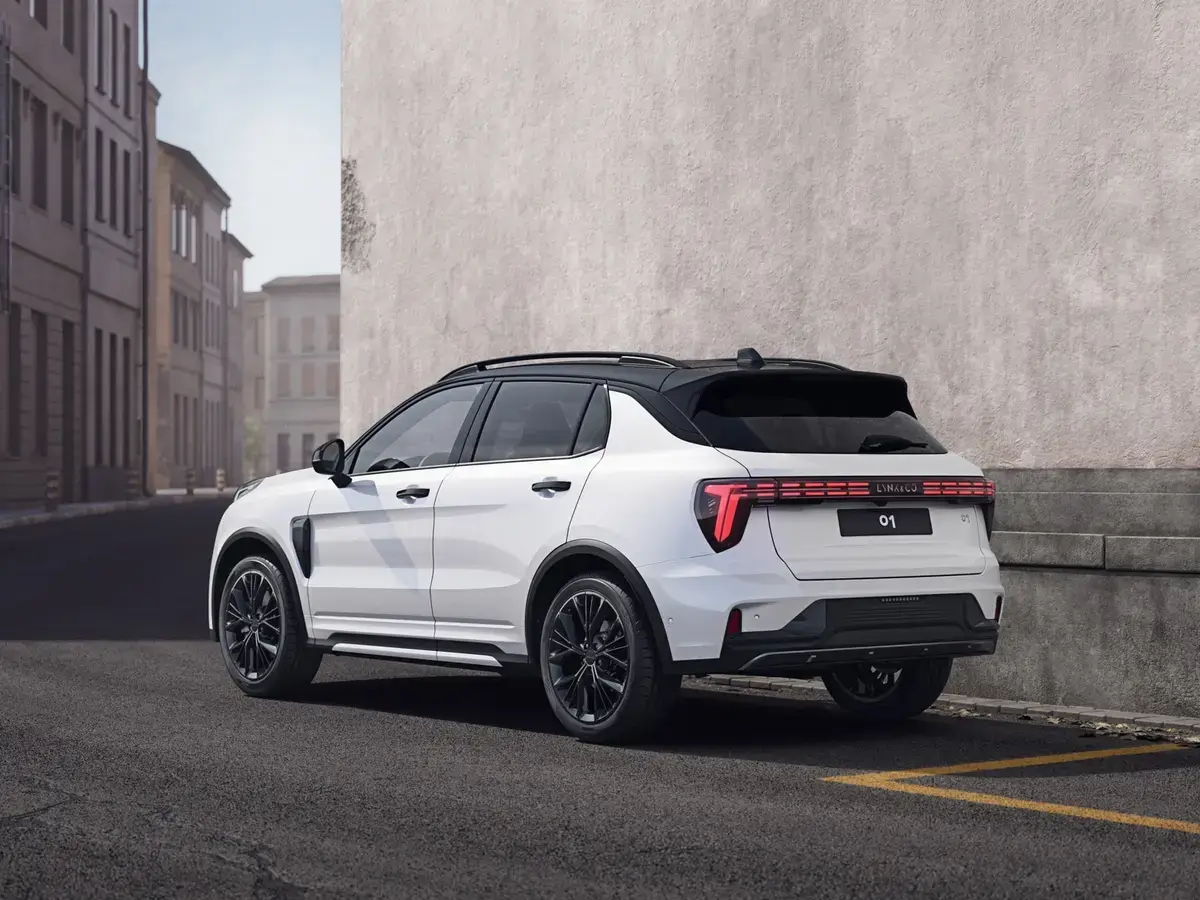 Lynk & Co 01 PHEV blanco visto desde atrás en una calle