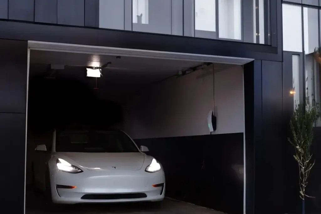 Mantenimiento de un coche eléctrico frente a uno de gasolina