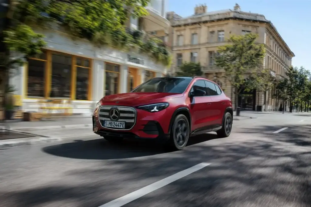 Mercedes GLA 250 e rojo circulando por una calle de ciudad