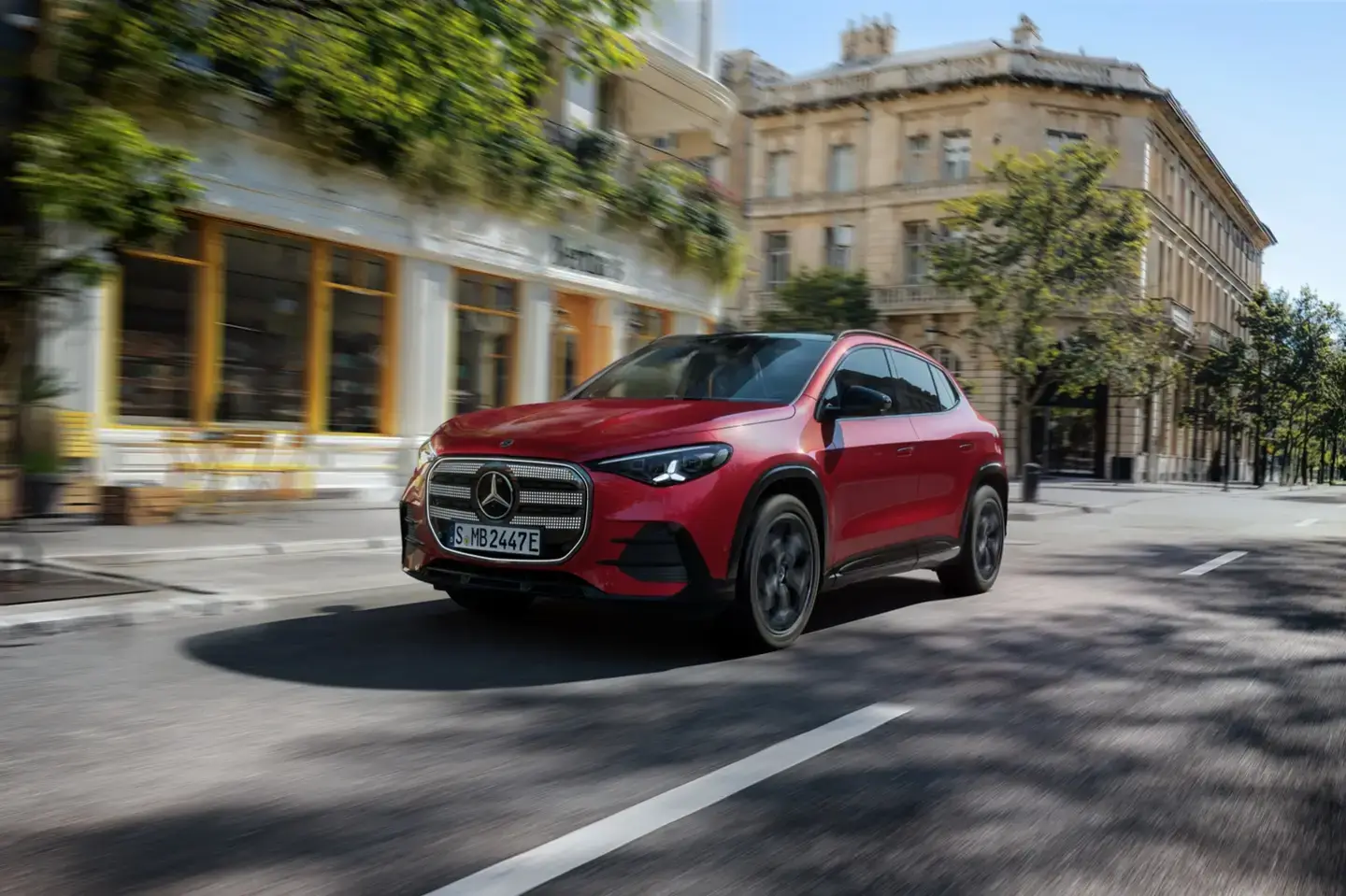 Mercedes GLA 250 e rojo circulando por una calle de ciudad