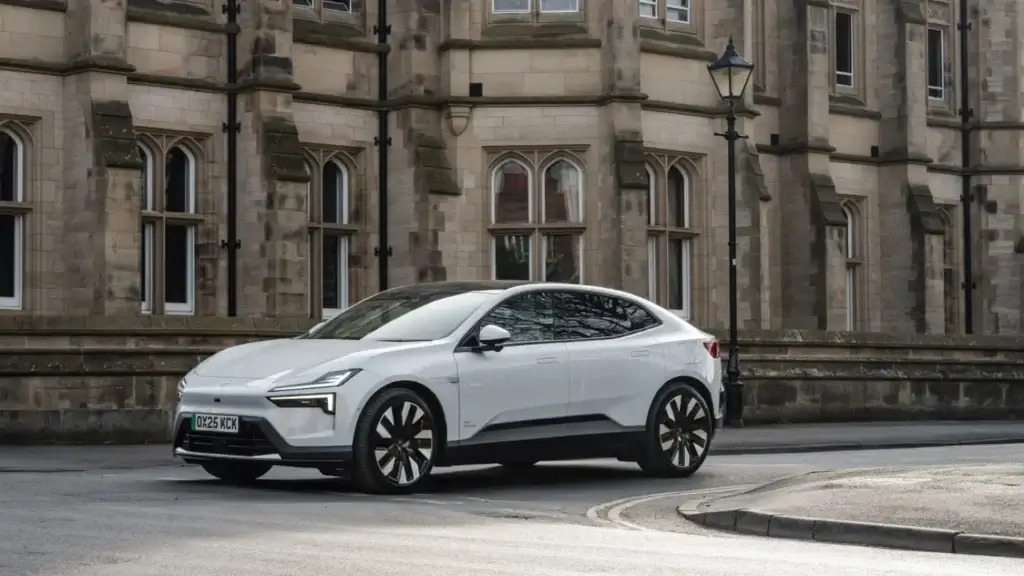 Polestar 2 blanco aparcado ante un edificio de piedra