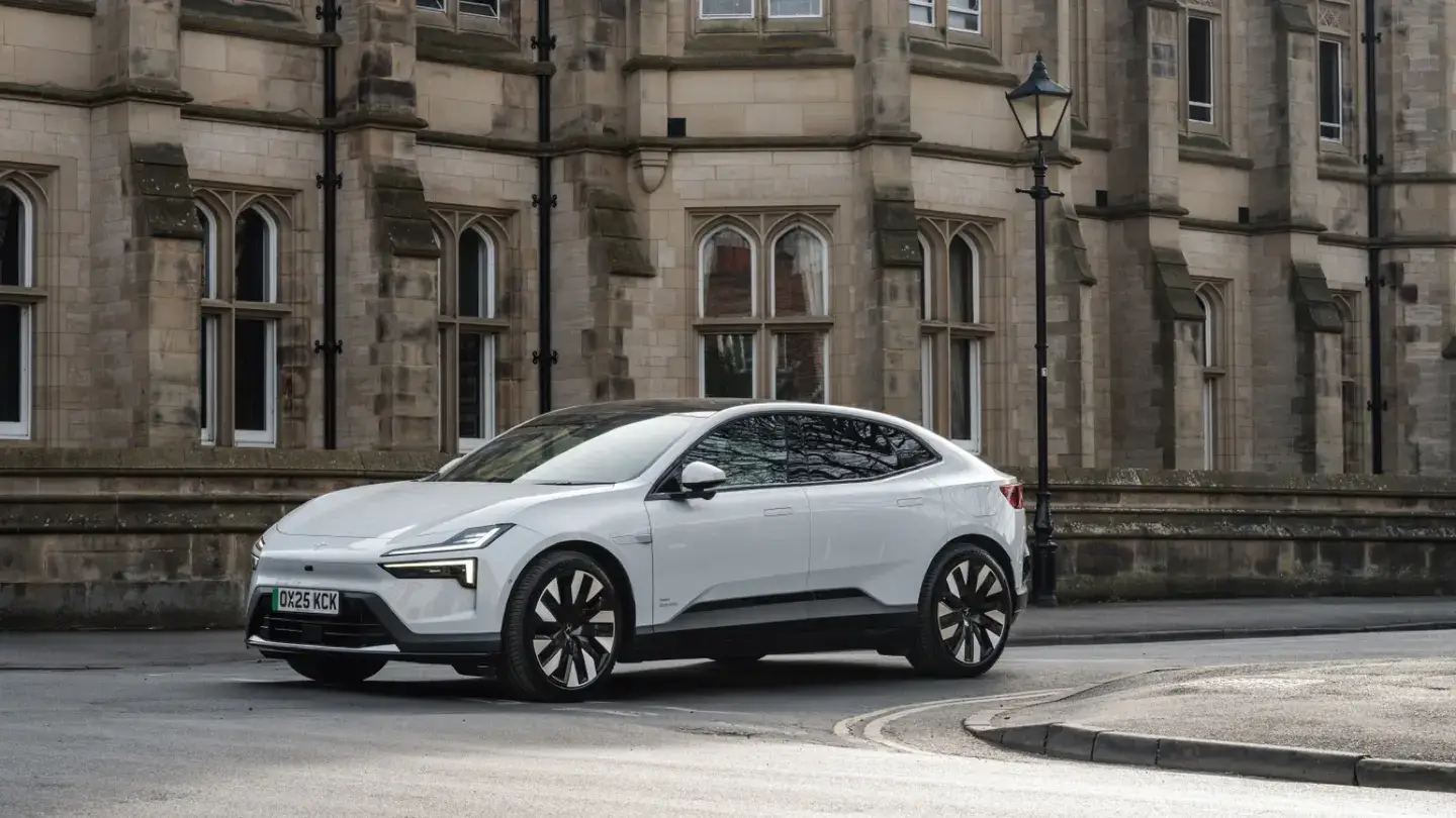 Polestar 2 blanco aparcado ante un edificio de piedra