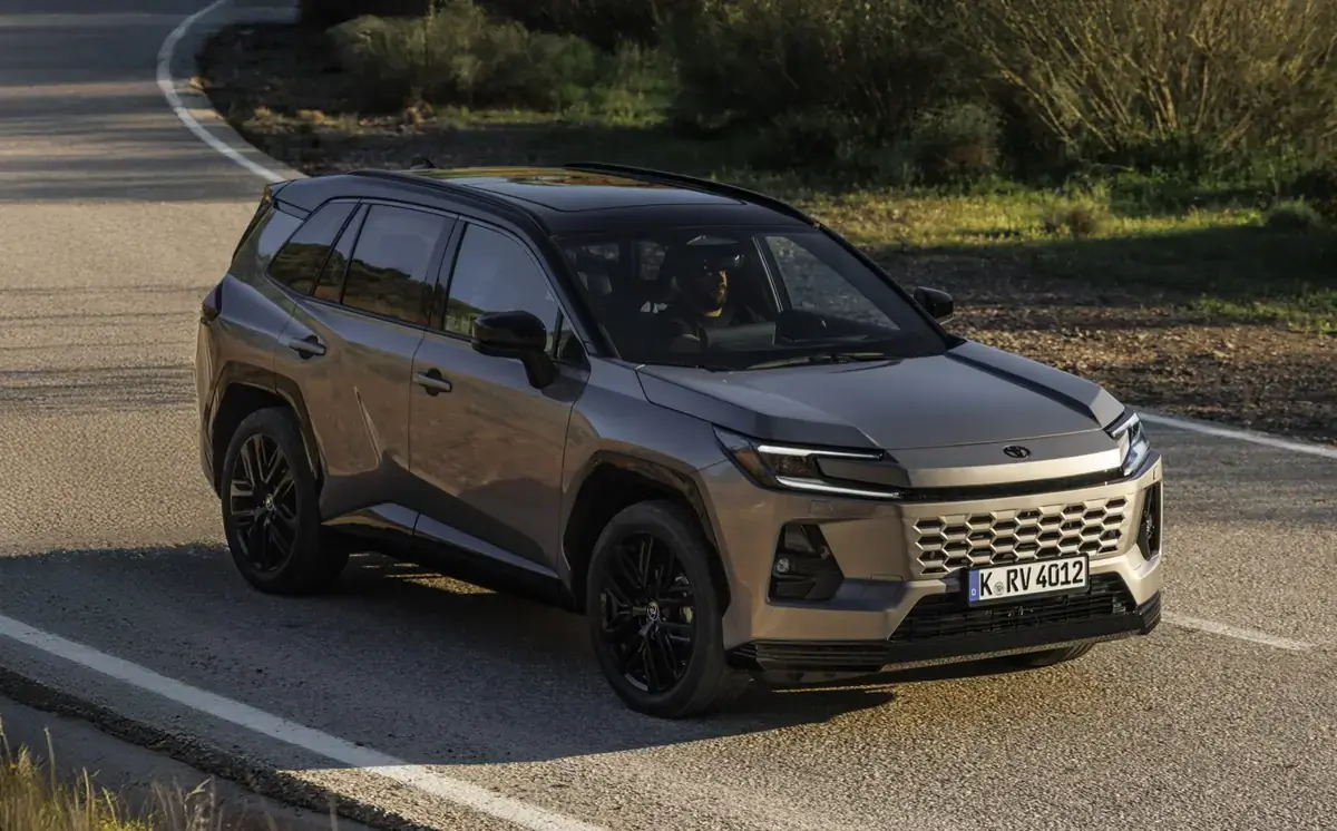Toyota RAV4 PHEV gris circulando por una carretera secundaria