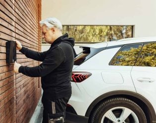 Instalación de un cargador para coche eléctrico en la fachada de una vivienda unifamiliar