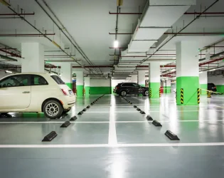 Cargador para coche eléctrico instalado en una plaza de garaje comunitario